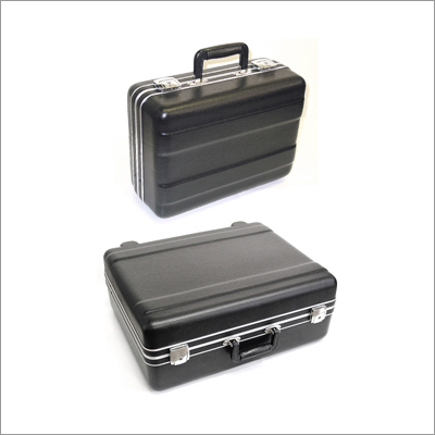 SKB-Cases-LS-Series-Luggage-Style-Transport-Case%3A-6-3%2F4-H-x-18-3%2F16-W-x-14-1%2F4-D-%28outside%.jpg